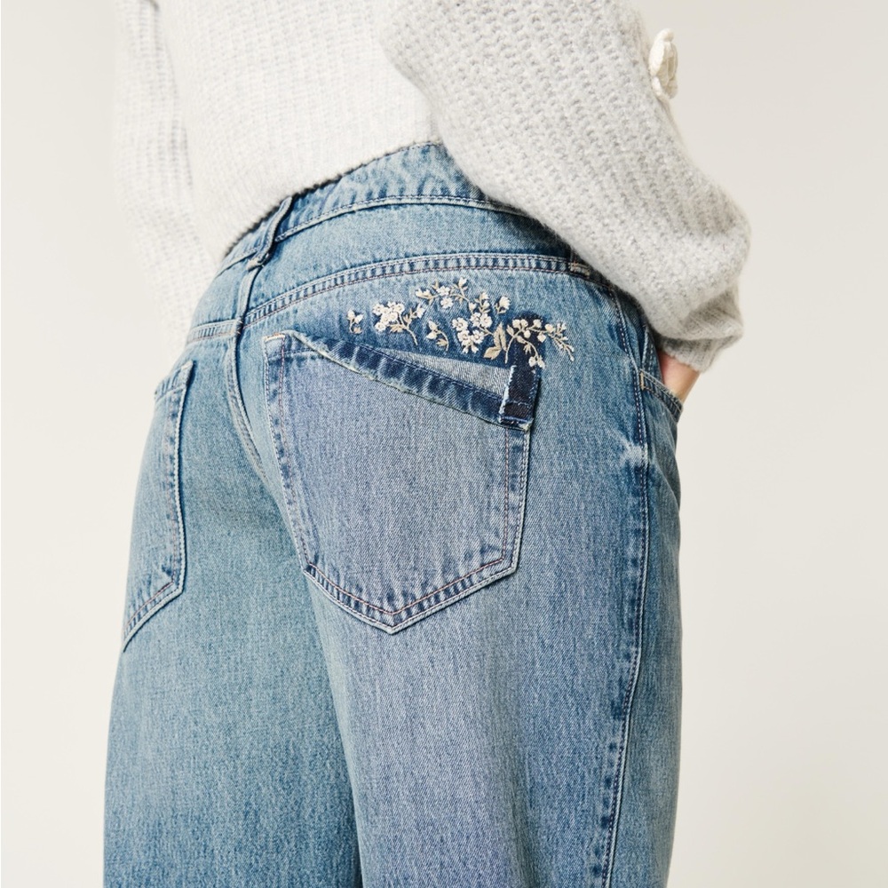 NWT Women's Low-rise Floral Embroidered Medium Wash Baggy Jeans